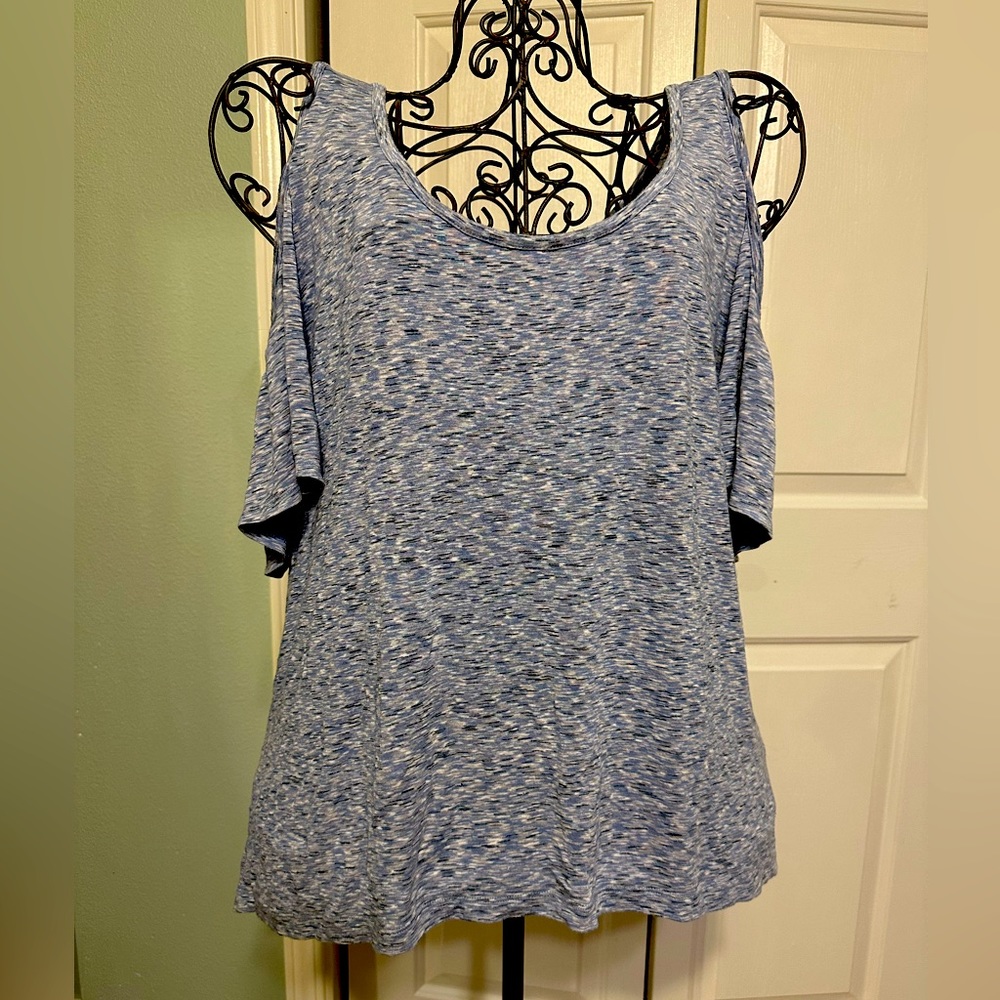XL Woman’s Shoulder cut out shirt